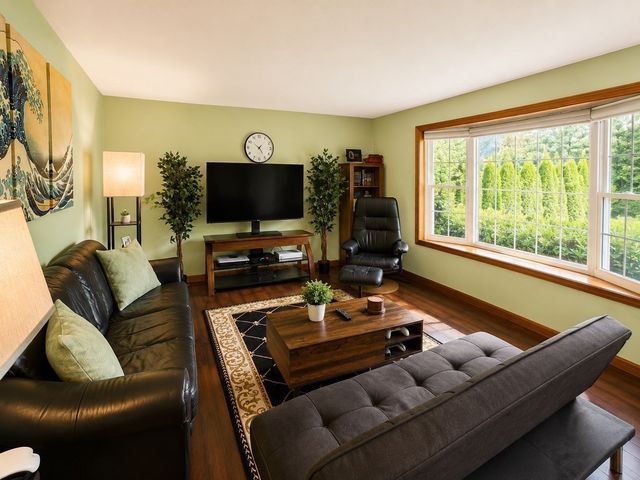 34 Old Plymouth St 34, East Bridgewater, MA 02333