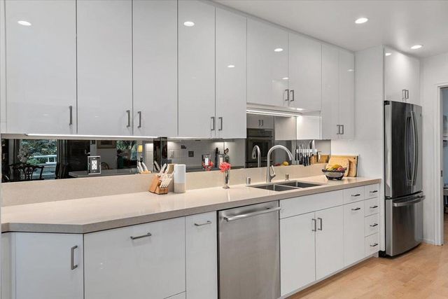 150 Alma Street 312, Menlo Park, CA 94025