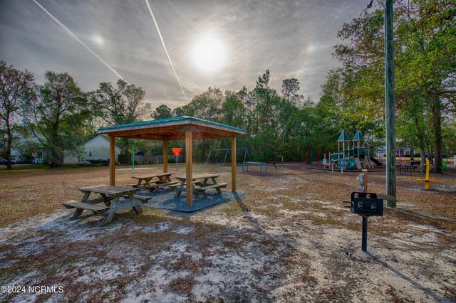327 Chadwick Shores Drive, Sneads Ferry, NC 28460