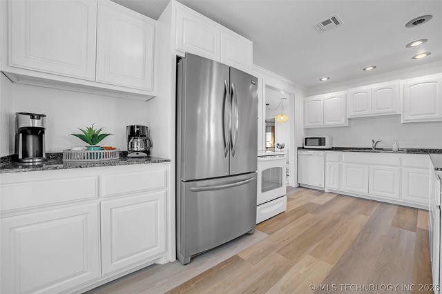 3813 E 21st Place, Tulsa, OK 74114