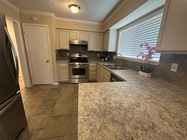 7646 Western Oak Lane, Houston, TX 77040