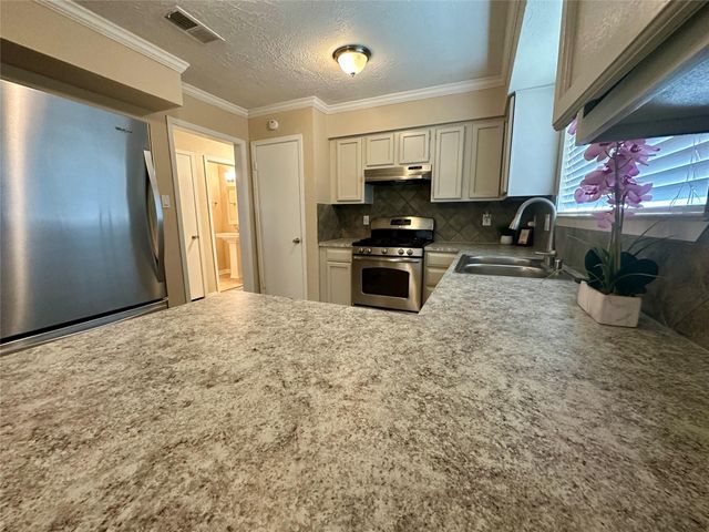 7646 Western Oak Lane, Houston, TX 77040