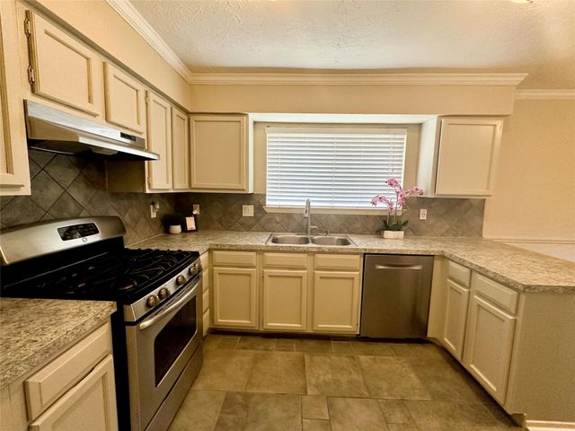 7646 Western Oak Lane, Houston, TX 77040