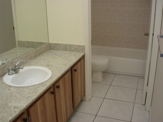 10865 SW 112th Ave 211, Miami, FL 33176