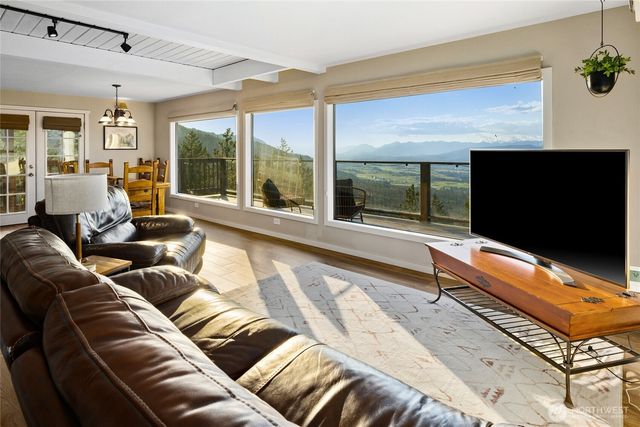 811 Horse Heaven Road, Cle Elum, WA 98922