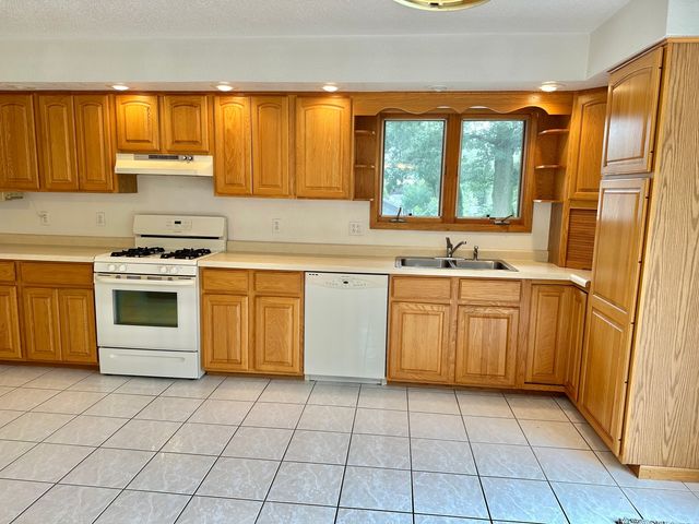 1624 Crestline Drive, Clinton, IA 57232