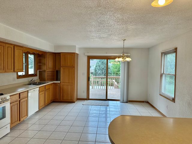 1624 Crestline Drive, Clinton, IA 57232