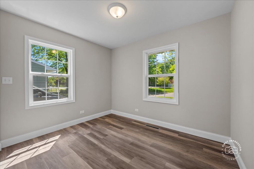 Image 11 of property listing at 37 Ridge Lane, Geneva, IL 60134