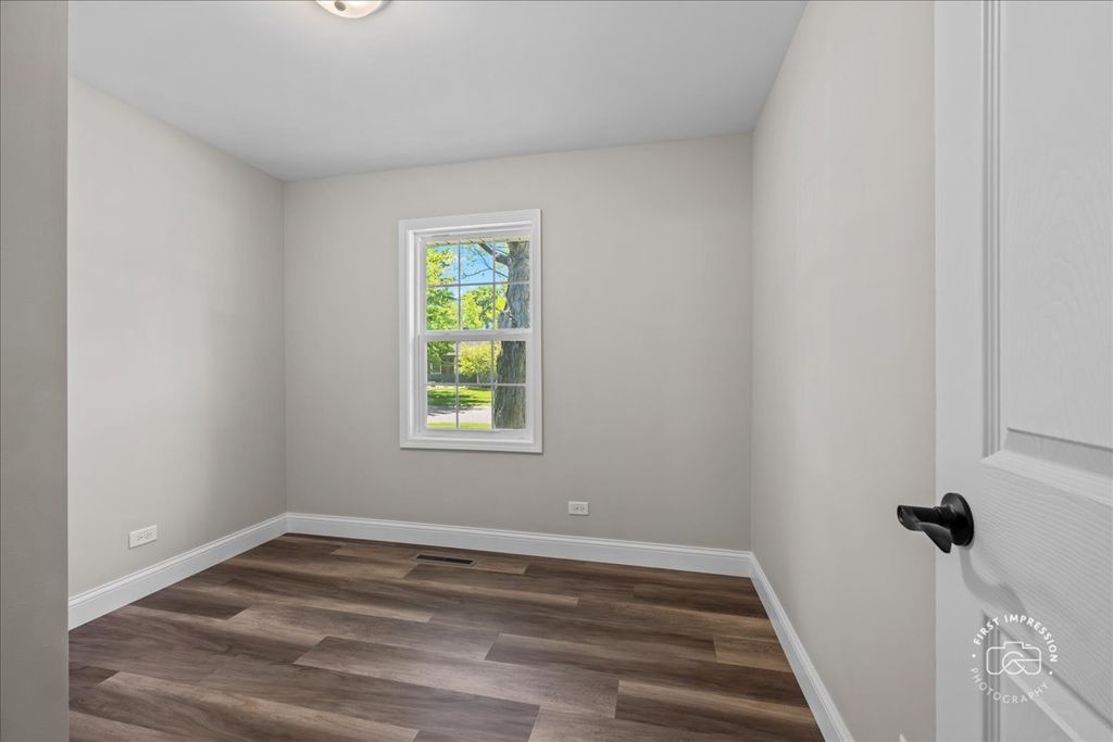 Image 13 of property listing at 37 Ridge Lane, Geneva, IL 60134