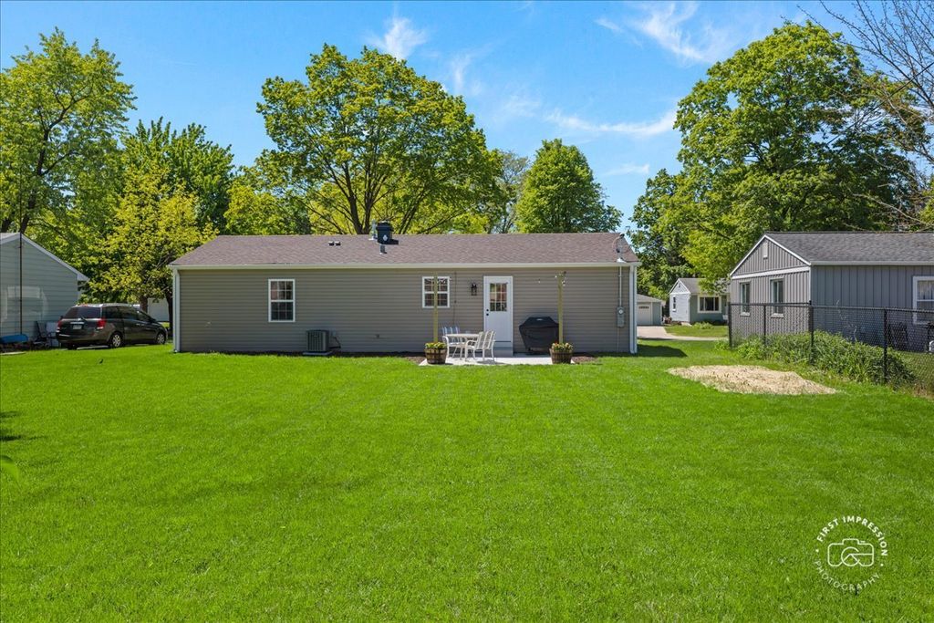 Image 15 of property listing at 37 Ridge Lane, Geneva, IL 60134