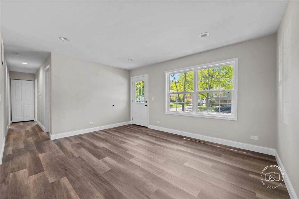 Image 3 of property listing at 37 Ridge Lane, Geneva, IL 60134