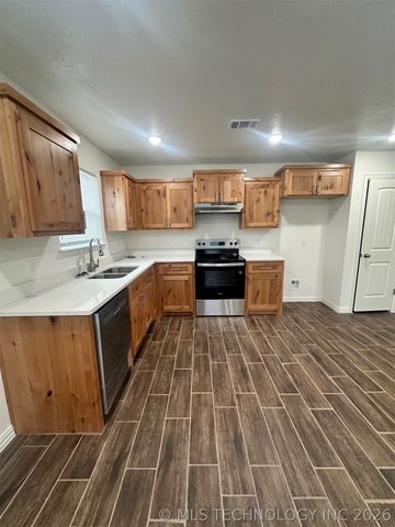 221 E Elm Street, Durant, OK 74701