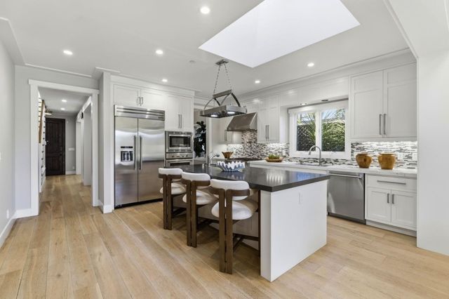 2025 Santa Cruz Avenue, Menlo Park, CA 94025