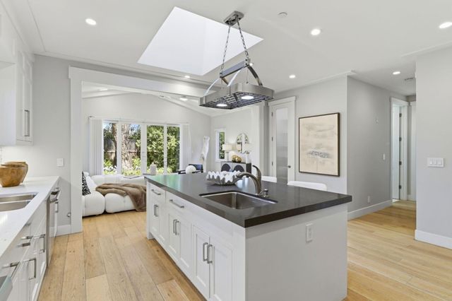2025 Santa Cruz Avenue, Menlo Park, CA 94025