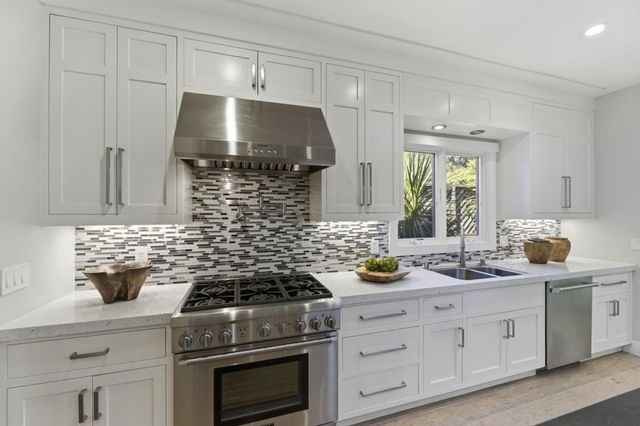 2025 Santa Cruz Avenue, Menlo Park, CA 94025