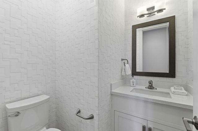 2025 Santa Cruz Avenue, Menlo Park, CA 94025