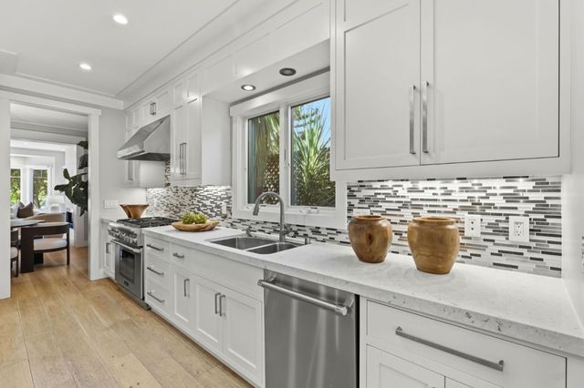 2025 Santa Cruz Avenue, Menlo Park, CA 94025