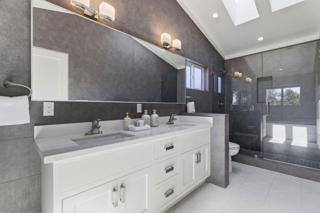 2025 Santa Cruz Avenue, Menlo Park, CA 94025
