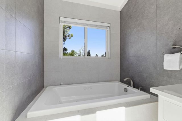 2025 Santa Cruz Avenue, Menlo Park, CA 94025