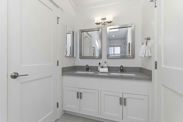 2025 Santa Cruz Avenue, Menlo Park, CA 94025