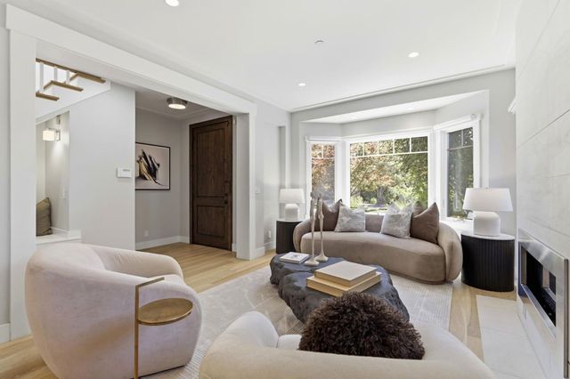 2025 Santa Cruz Avenue, Menlo Park, CA 94025