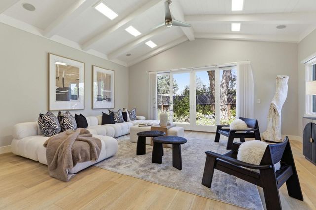 2025 Santa Cruz Avenue, Menlo Park, CA 94025