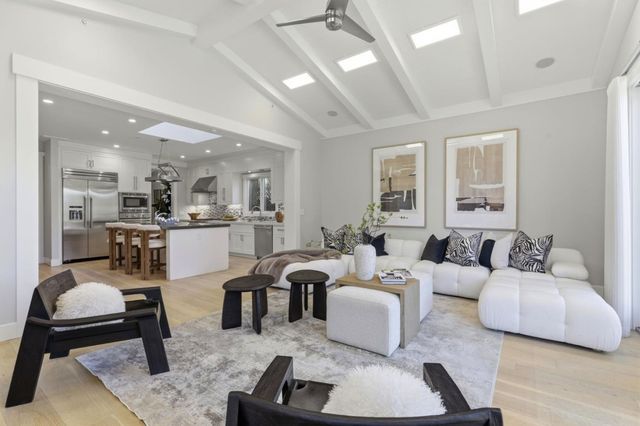2025 Santa Cruz Avenue, Menlo Park, CA 94025