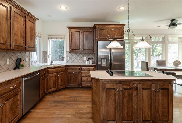 10121 NW River Hills Drive, Parkville, MO 64152