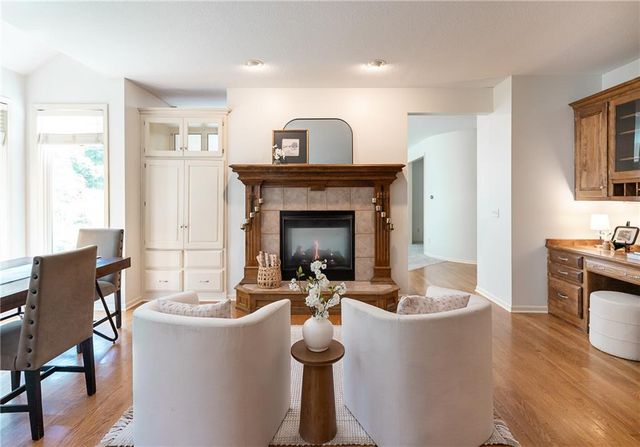 10121 NW River Hills Drive, Parkville, MO 64152