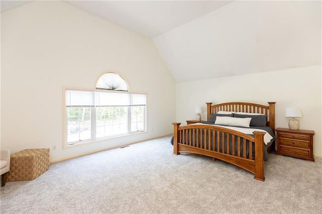 10121 NW River Hills Drive, Parkville, MO 64152