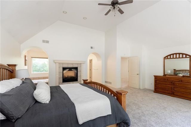 10121 NW River Hills Drive, Parkville, MO 64152