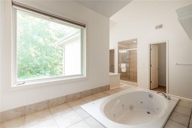 10121 NW River Hills Drive, Parkville, MO 64152