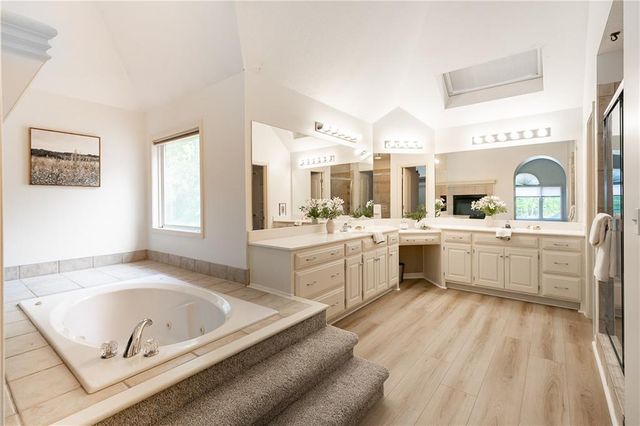 10121 NW River Hills Drive, Parkville, MO 64152