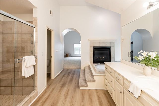 10121 NW River Hills Drive, Parkville, MO 64152
