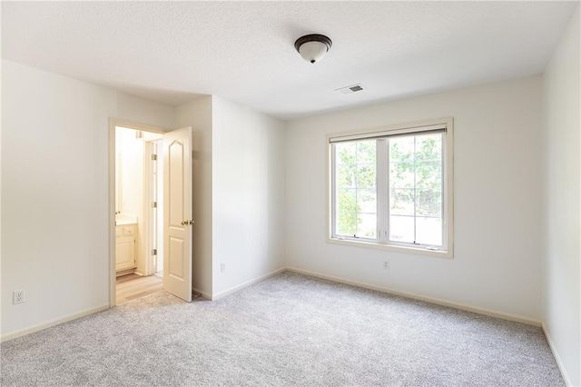 10121 NW River Hills Drive, Parkville, MO 64152