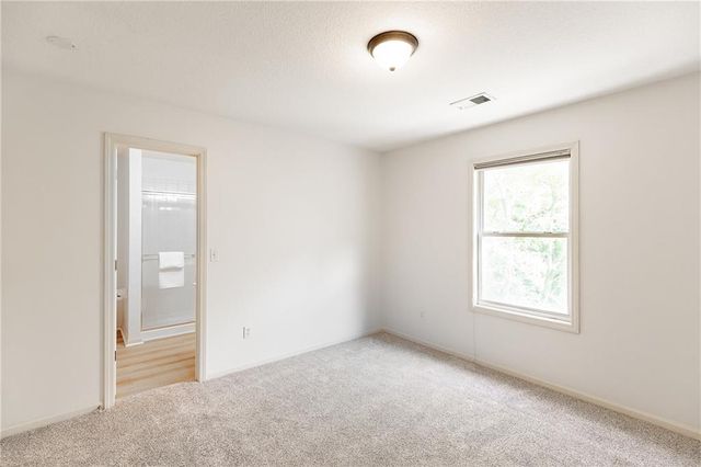 10121 NW River Hills Drive, Parkville, MO 64152