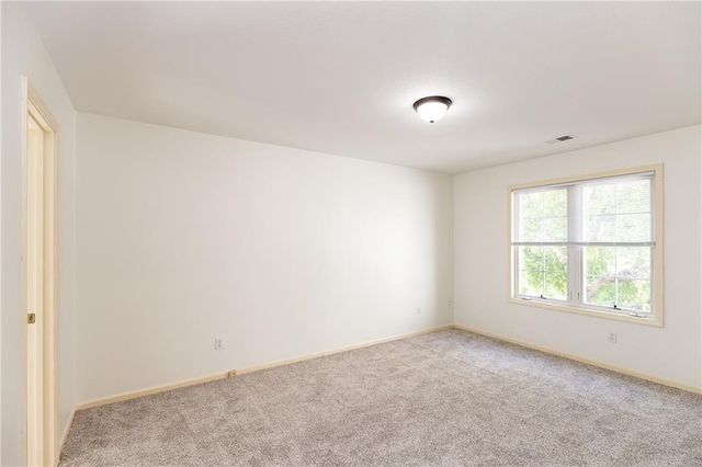 10121 NW River Hills Drive, Parkville, MO 64152