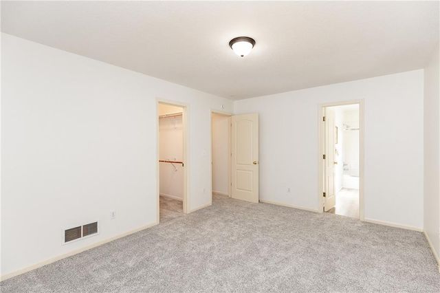10121 NW River Hills Drive, Parkville, MO 64152