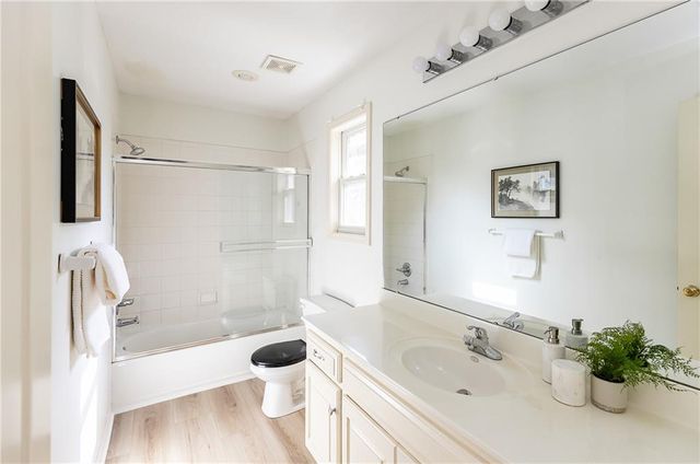 10121 NW River Hills Drive, Parkville, MO 64152