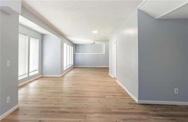 10121 NW River Hills Drive, Parkville, MO 64152