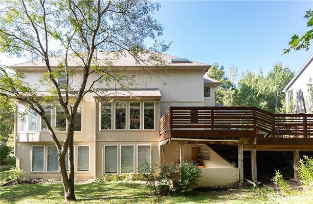 10121 NW River Hills Drive, Parkville, MO 64152