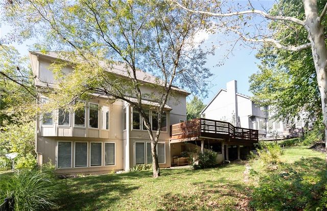 10121 NW River Hills Drive, Parkville, MO 64152