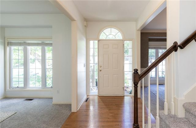 10121 NW River Hills Drive, Parkville, MO 64152