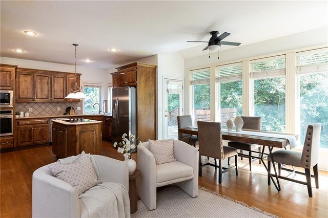10121 NW River Hills Drive, Parkville, MO 64152