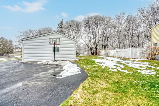 20 Sandoris Cir, Irondequoit, NY 14622