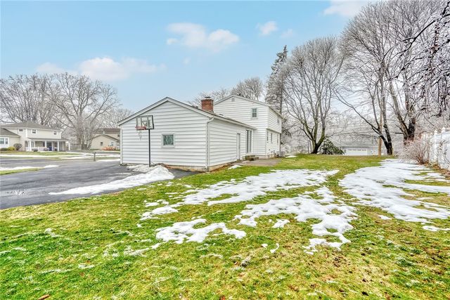 20 Sandoris Cir, Irondequoit, NY 14622