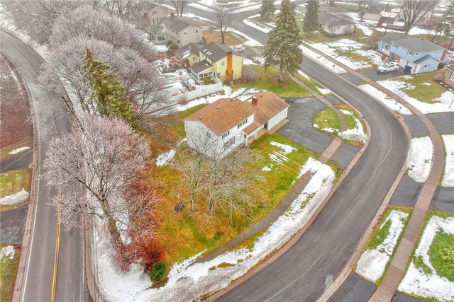 20 Sandoris Cir, Irondequoit, NY 14622