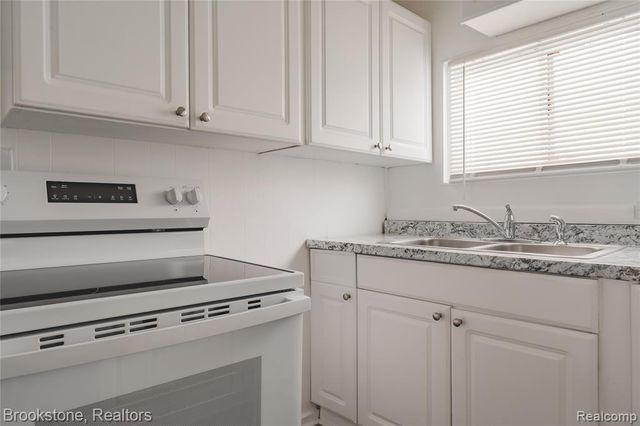 671 E Mansfield Avenue, Pontiac, MI 48340