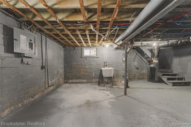 671 E Mansfield Avenue, Pontiac, MI 48340