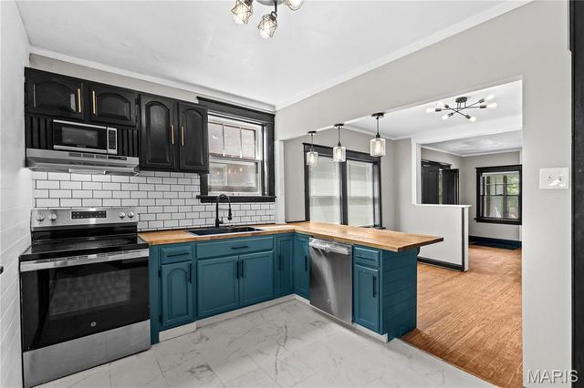 7618 Springdale Drive, St Louis, MO 63121